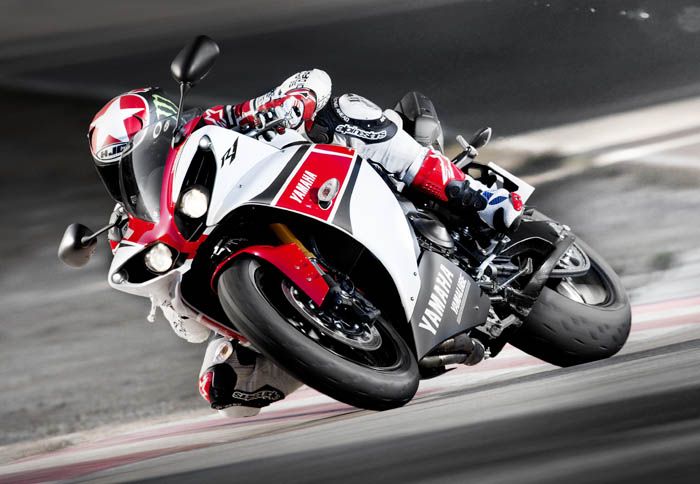 Yamaha: νέα εμφάνιση για το 2012 Yamaha: νέα εμφάνιση για το 2012